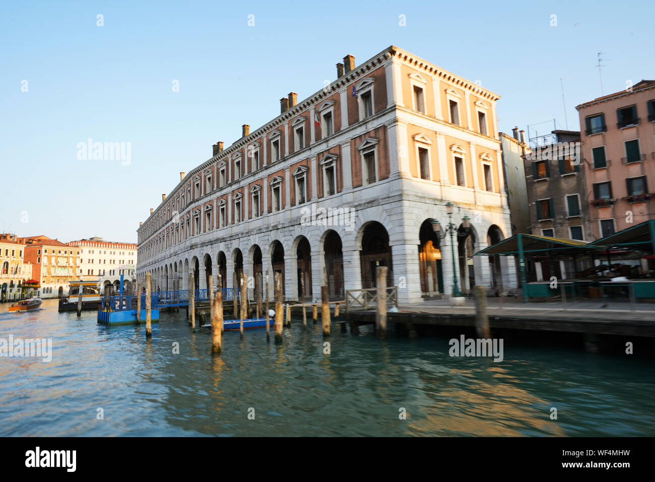 Venezia, Italia - classico della città di Venezia con la scena dal Canal Grande sulla bella serata al tramonto in estate. Foto Stock