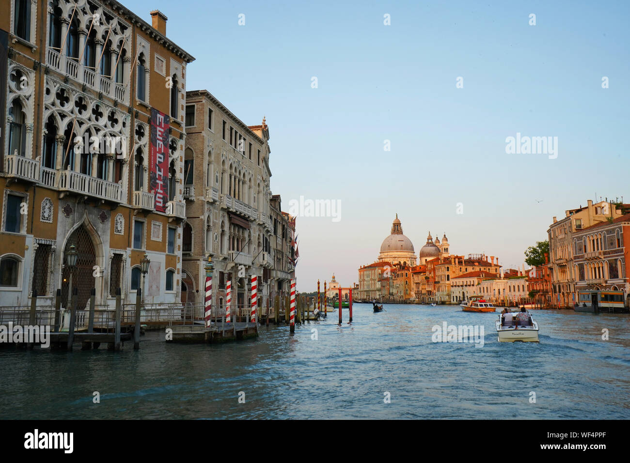 Venezia, Italia - classico della città di Venezia con la scena dal Canal Grande sulla bella serata al tramonto in estate. Foto Stock