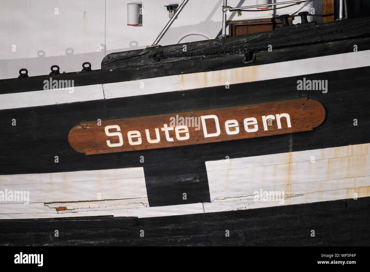 Bremerhaven, Germania. 31 Agosto, 2019. Uno sguardo al nome dello storico veliero 'Seute Deern'. Lo storico veliero 'Seute Deern' è caduto in una posizione inclinata a causa di un guasto della pompa. Quando le truppe dei vigili del fuoco ha esplorato la 'Seute Deern', la nave inclinata in modo minaccioso che la missione è stata interrotta. Il 'Seute Deern' (Alto Tedesco 'Sweet Girl') appartiene alla flotta del museo tedesco del Museo Marittimo (DSM) e è stato situato nel vecchio porto per più di cinquant'anni. Credito: Mohssen Assanimoghaddam/dpa/Alamy Live News Foto Stock