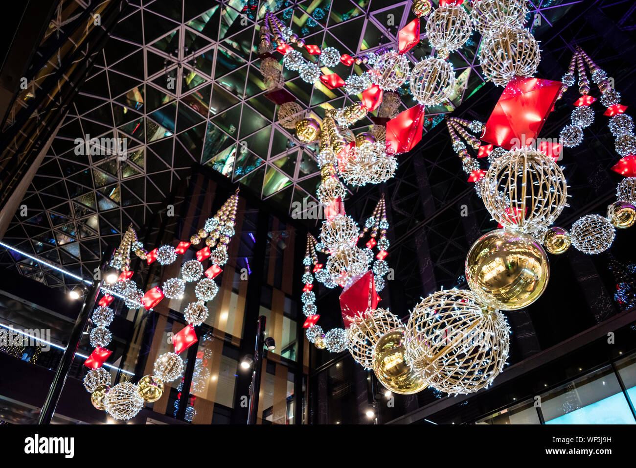 Nuovo anno e le decorazioni di Natale in centri commerciali, decorazioni appendere a soffitto. Foto Stock