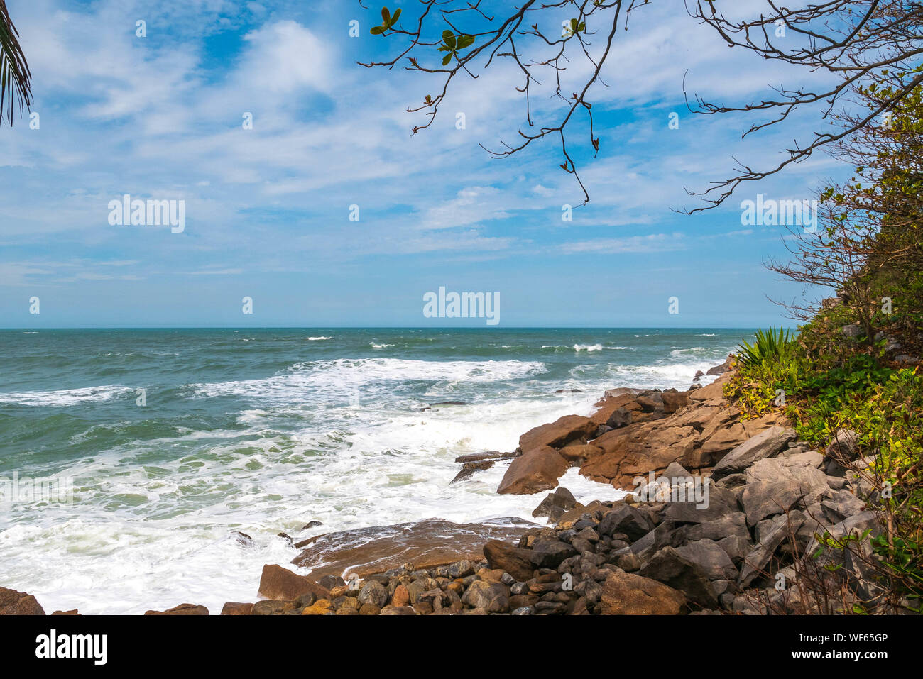 Paesaggio di Prainha Beach, Rio de Janeiro, in una giornata di vento con il mare pieno di onde Foto Stock