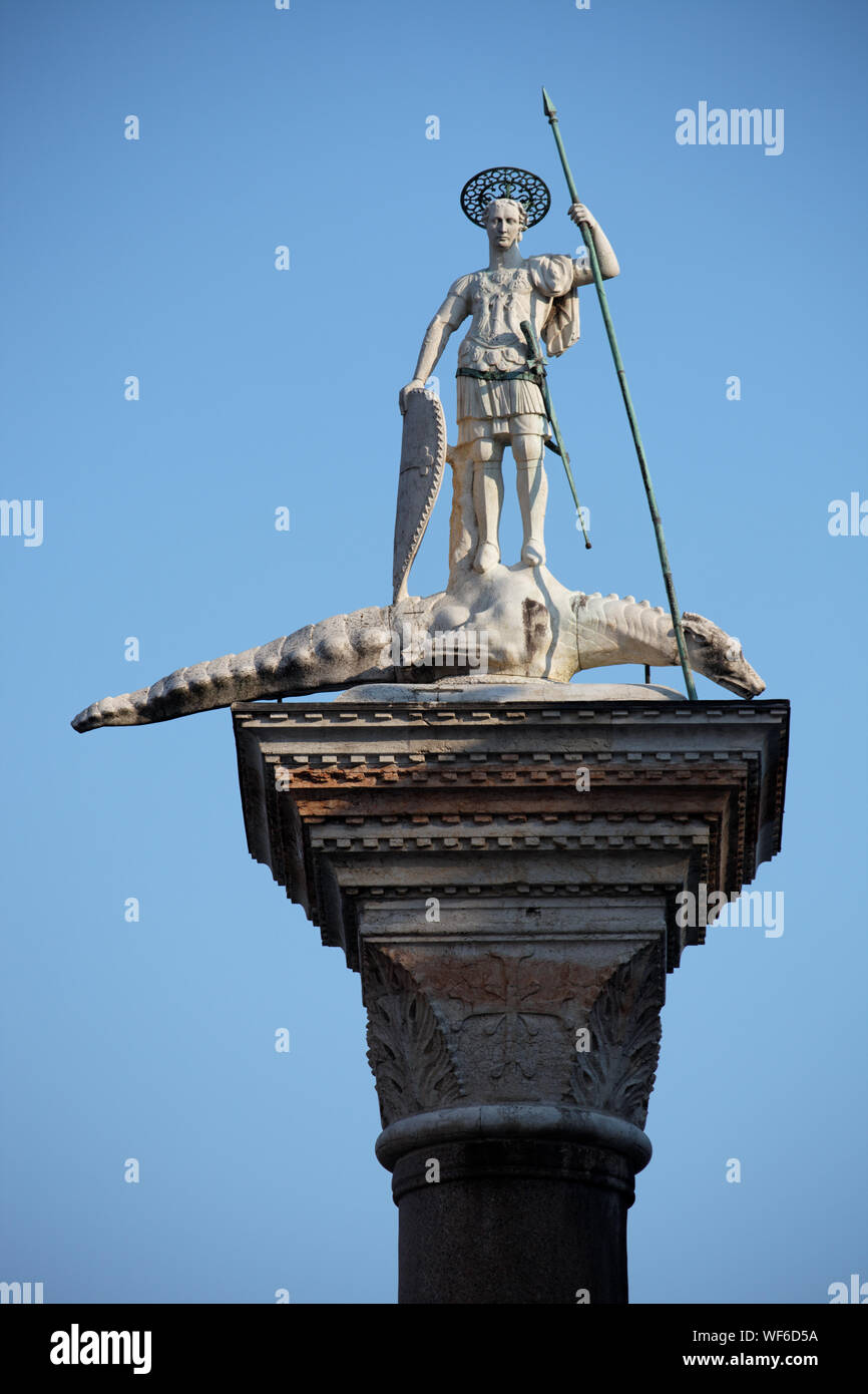 Statua di San Teodoro su colonna contro il cielo blu e chiaro a San Marco Foto Stock