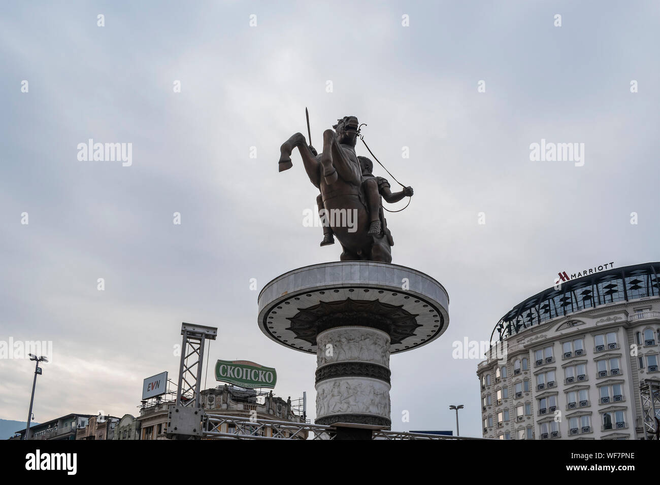 Skopje, Macedonia nord - Dicembre 2018: Monumento di Alessandro il Grande a piazza macedone. Foto Stock