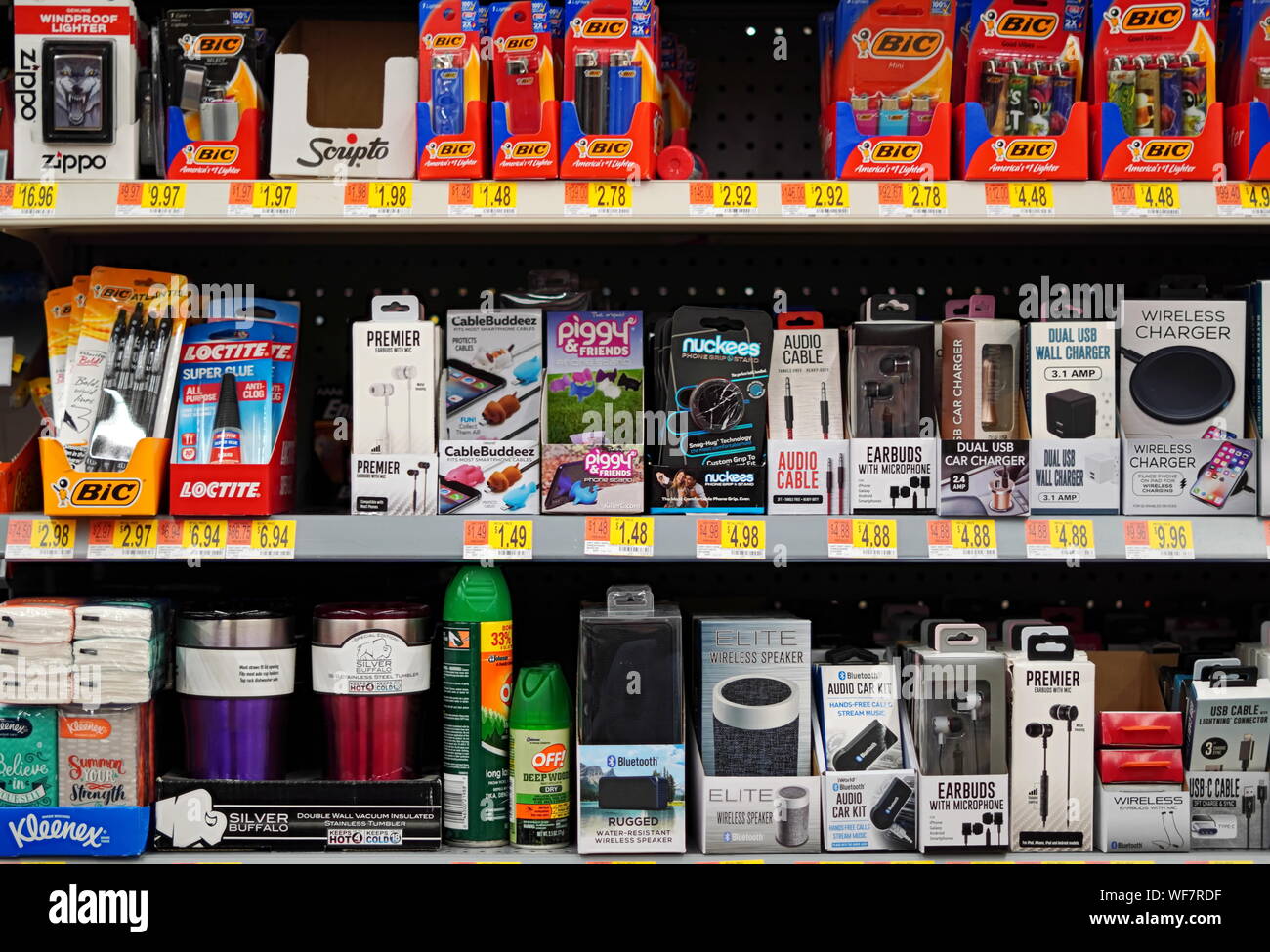 Cromwell, CT / STATI UNITI D'America - 11 Giugno 2019: i ripiani pieni di poco ninnoli e oggetti utili al supermercato che vi tenteranno un ultima volta in attesa a t Foto Stock