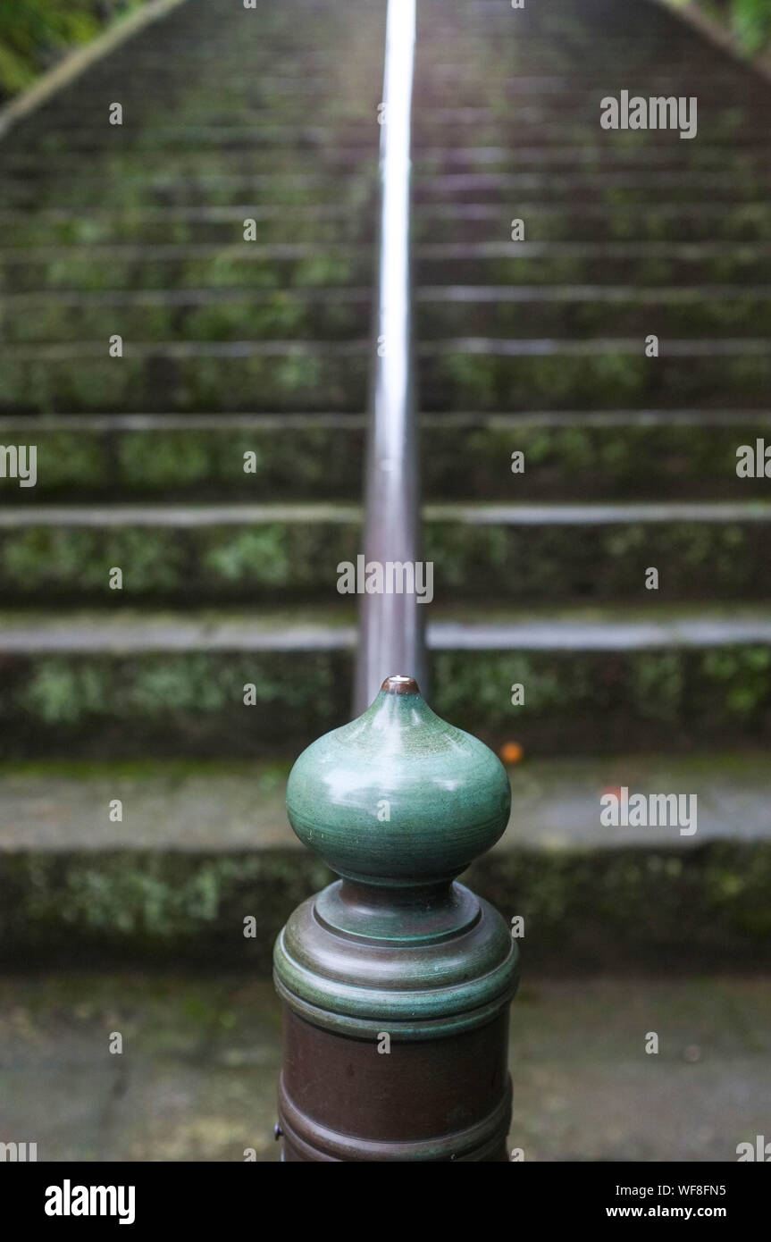 Vecchie scale di pietra di andare fino a un tempio in Giappone. Foto Stock