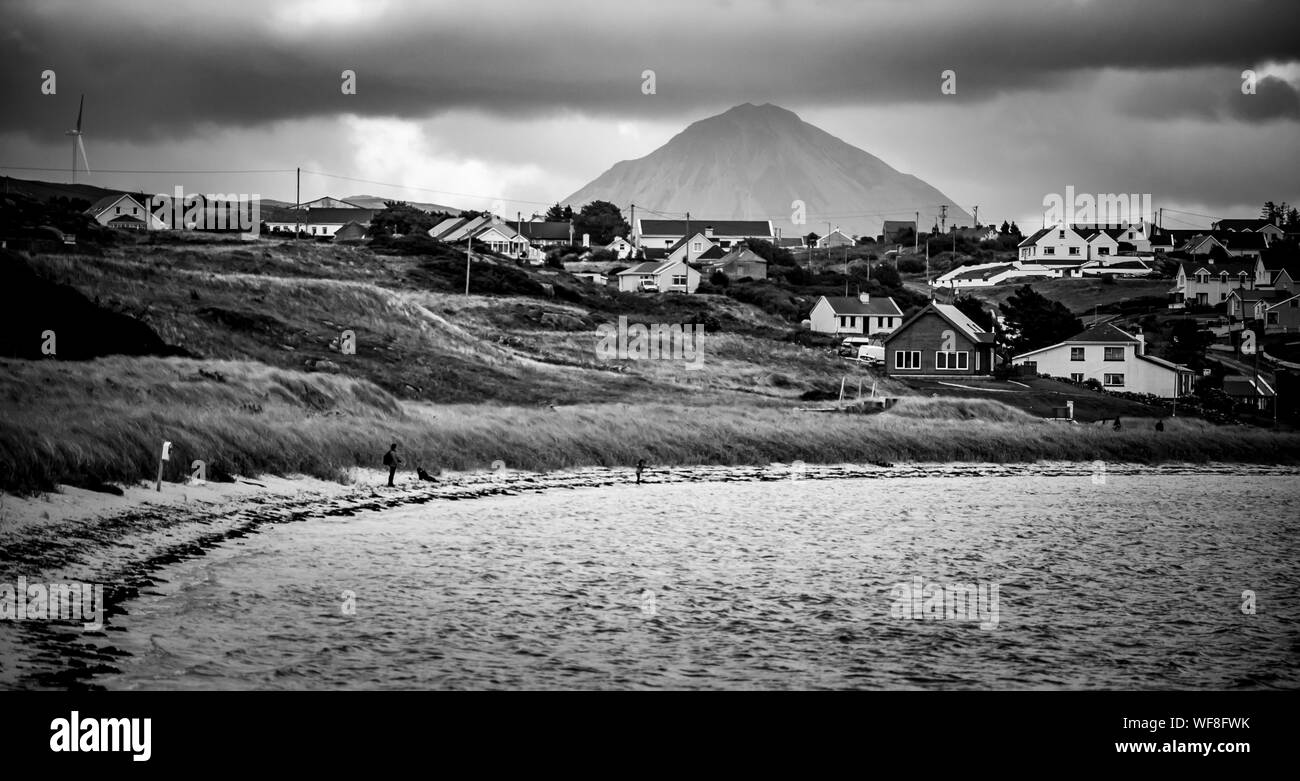 Foto in bianco e nero di Mount Errigal e Bunbeg, County Donegal, Irlanda nel mezzo di una spettacolare sky Foto Stock
