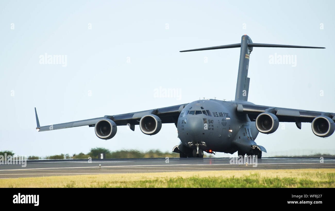 Una Forza aerea degli Stati Uniti C-17 dalla base comune Harbor-Hickam perla a Honolulu, Hawaii, decolla da base comune Harbor-Hickam perla, Agosto 21, 2019. Gli aeromobili provenienti da tutto il mondo hanno preso parte all'esercizio congiunto Sentry Aloha, tre settimane di esercizio di coalizione a base comune Harbor-Hickam perla a Honolulu, Hawaii. (U.S. Air National Guard Foto di Airman Prima Classe Adam Smith) Foto Stock