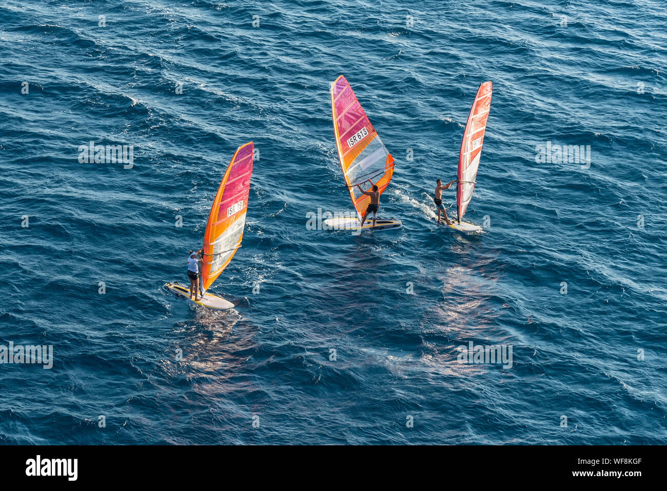 Eilat, Israele - 7 Novembre 2017: Windsurf Vela nel golfo di Eilat, Mar Rosso in Israele. Foto Stock