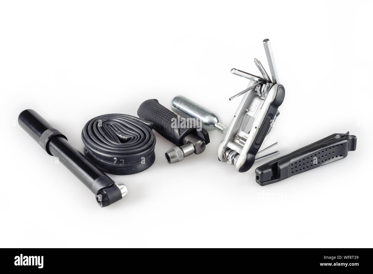 Noleggio kit di emergenza. Pompa a mano, il tubo interno, CO2 pompa aria, utensile multifunzione e una leva per pneumatici Foto Stock