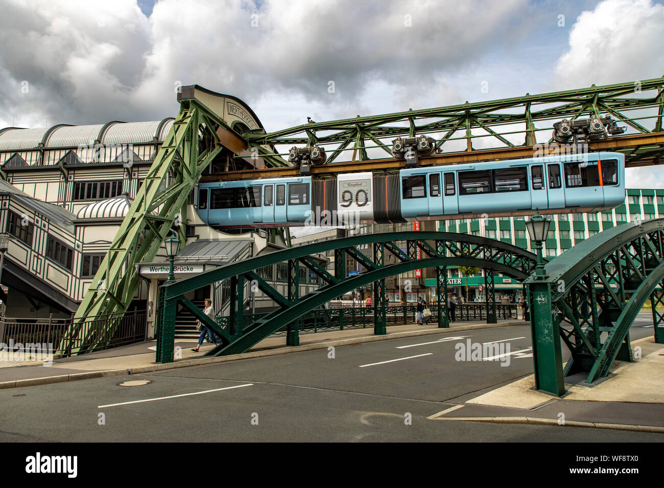 Il Wuppertal ferroviaria di sospensione, treno di ultima generazione #15, Stazione Werther BrŸcke, Wuppertal, Germania Foto Stock