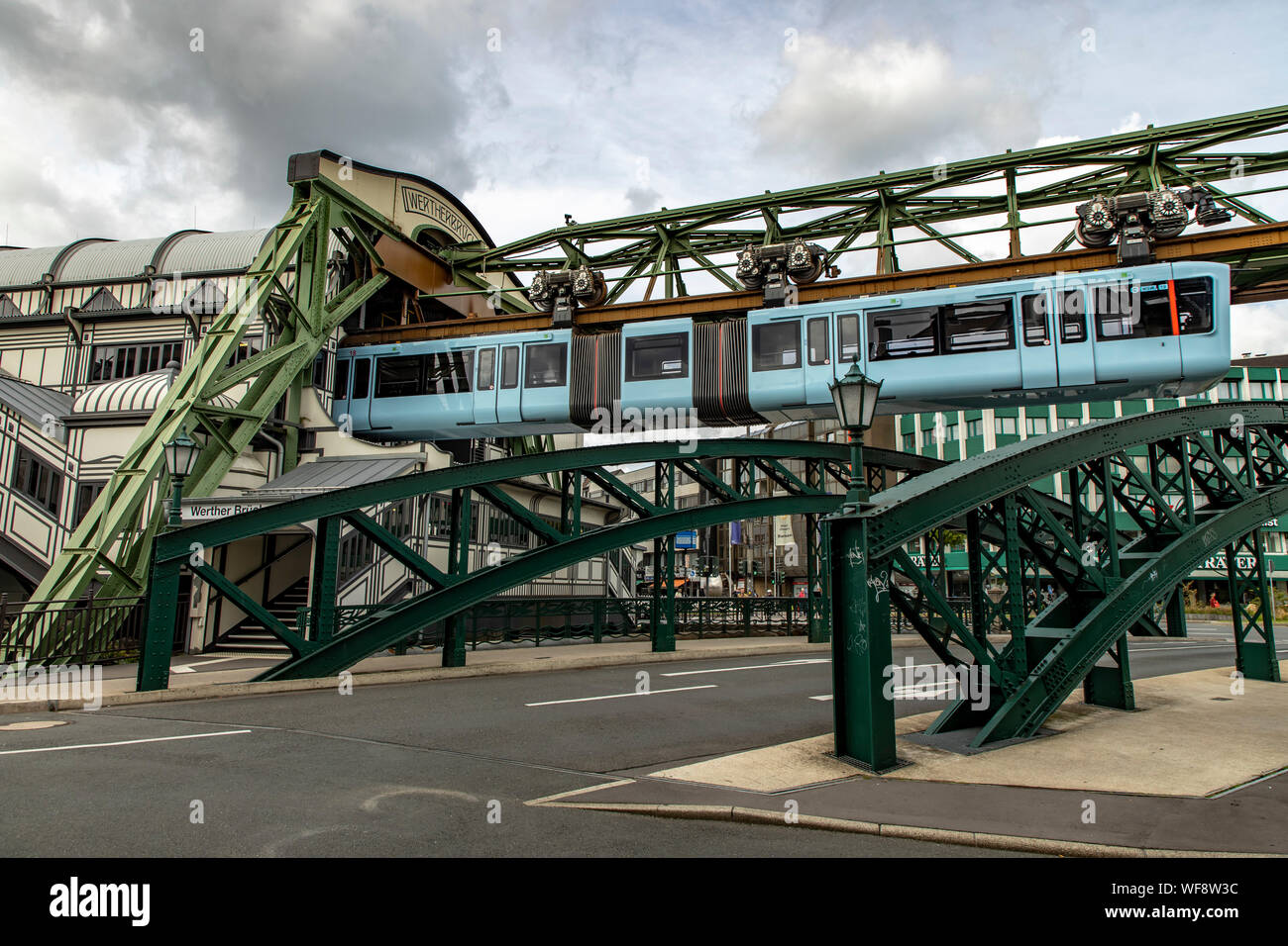 Il Wuppertal ferroviaria di sospensione, treno di ultima generazione #15, Stazione Werther BrŸcke, Wuppertal, Germania Foto Stock