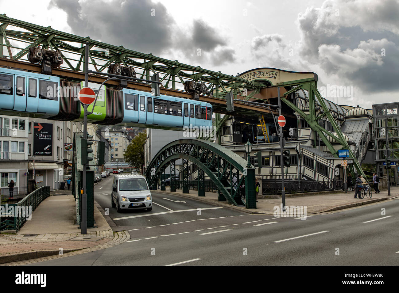 Il Wuppertal ferroviaria di sospensione, treno di ultima generazione #15, Stazione Werther BrŸcke, Wuppertal, Germania Foto Stock