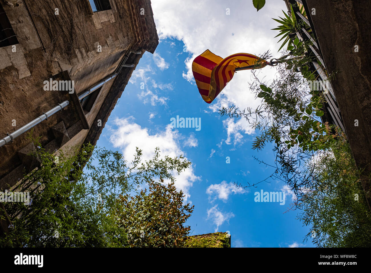 Indipendenza bandiera catalana su una facciata di edificio su un cielo blu Foto Stock