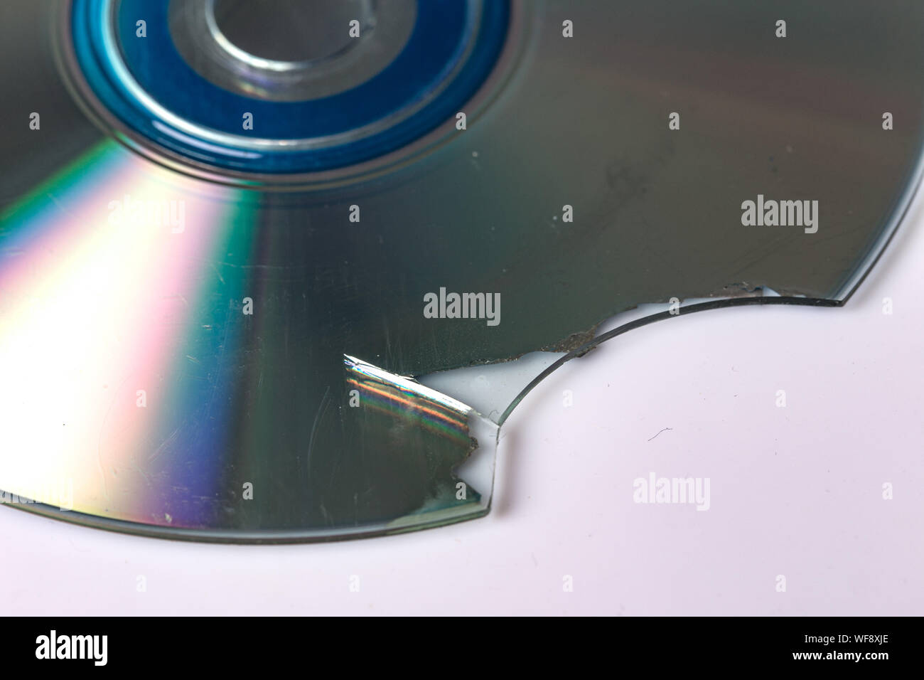 Rotto e danneggiato il disco ottico di memorizzazione dati Foto Stock