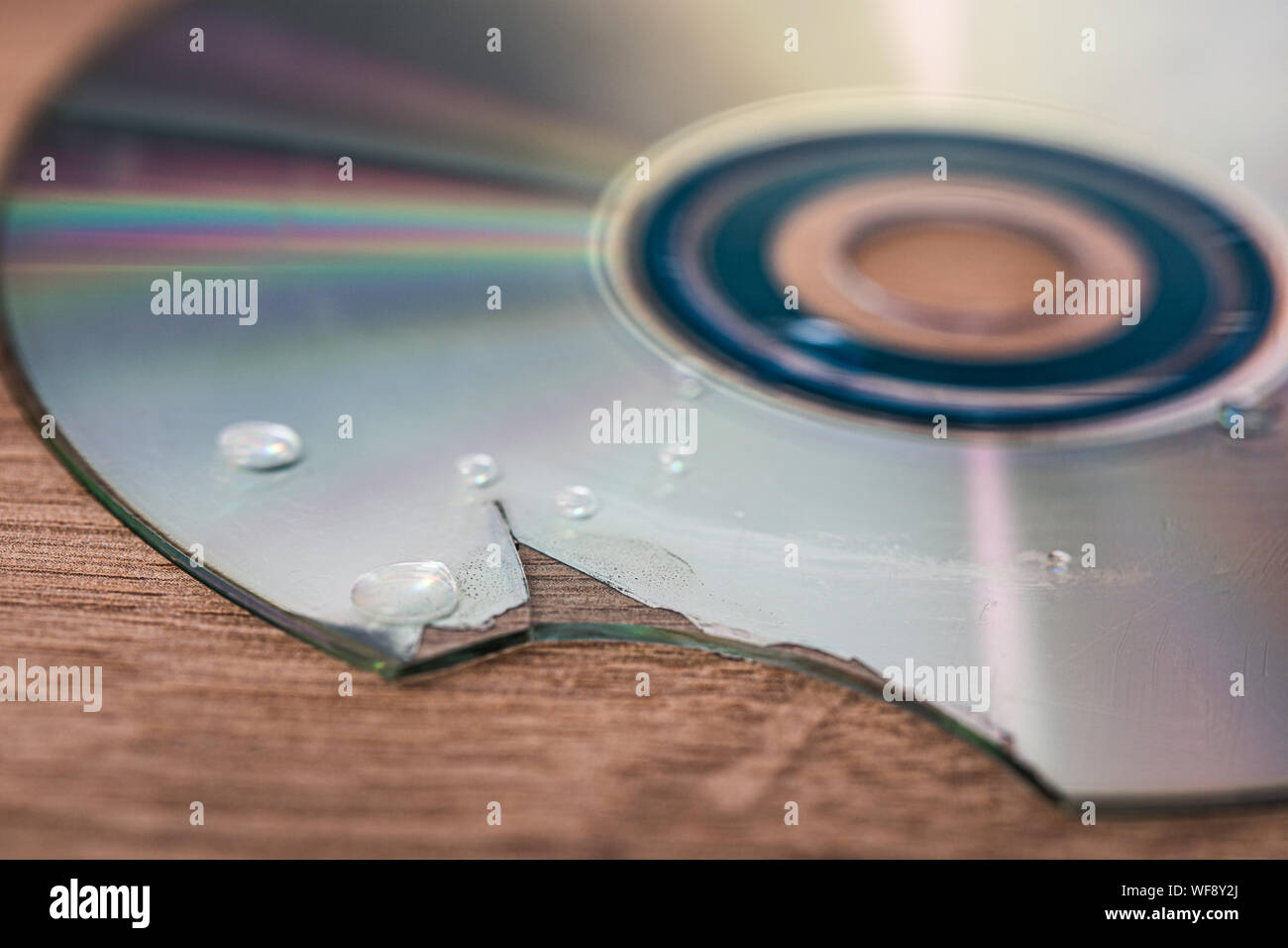 Gocce d'acqua su una rotta di memorizzazione dei dati sul disco ottico Foto Stock