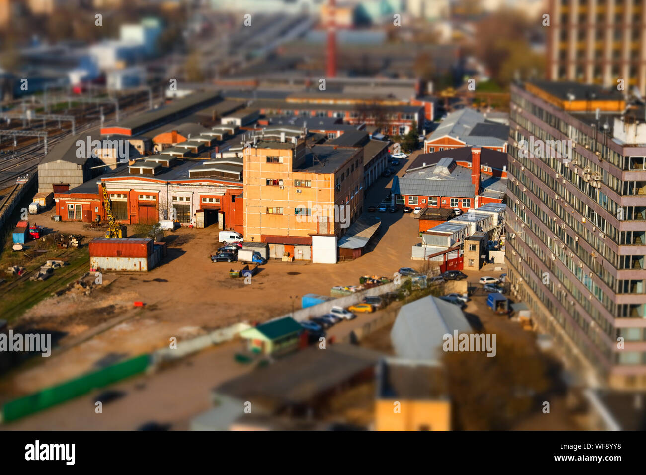 Vista panoramica del vecchio quartiere industriale della città con tilt-shift effetto a Mosca, Russia Foto Stock
