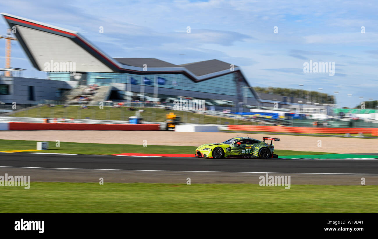 TOWCESTER, Regno Unito. Il 30 agosto, 2019. ASTON MARTIN RACING GBR) - Aston Martin Vantage AMR: Alexander Lynn (GBR) / Maxime Martin (BEL) durante le prove libere 2 del FIA World Endurance Championship con 4 ore di Silverstone sul circuito di Silverstone il Venerdì, 30 agosto 2019 a Towcester, Inghilterra. Credito: Taka G Wu/Alamy Live News Foto Stock