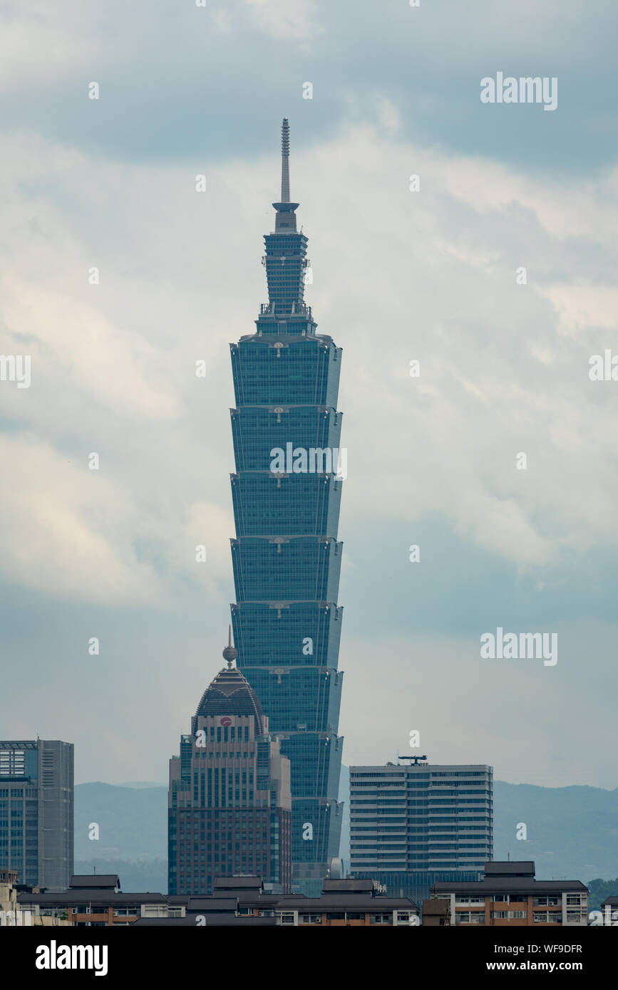 TAIPEI, Taiwan - 19 Maggio 2019: il paesaggio di Taipei 101 a fianco di Taipei Aeroporto Songshan di Taipei, Taiwan. Foto Stock
