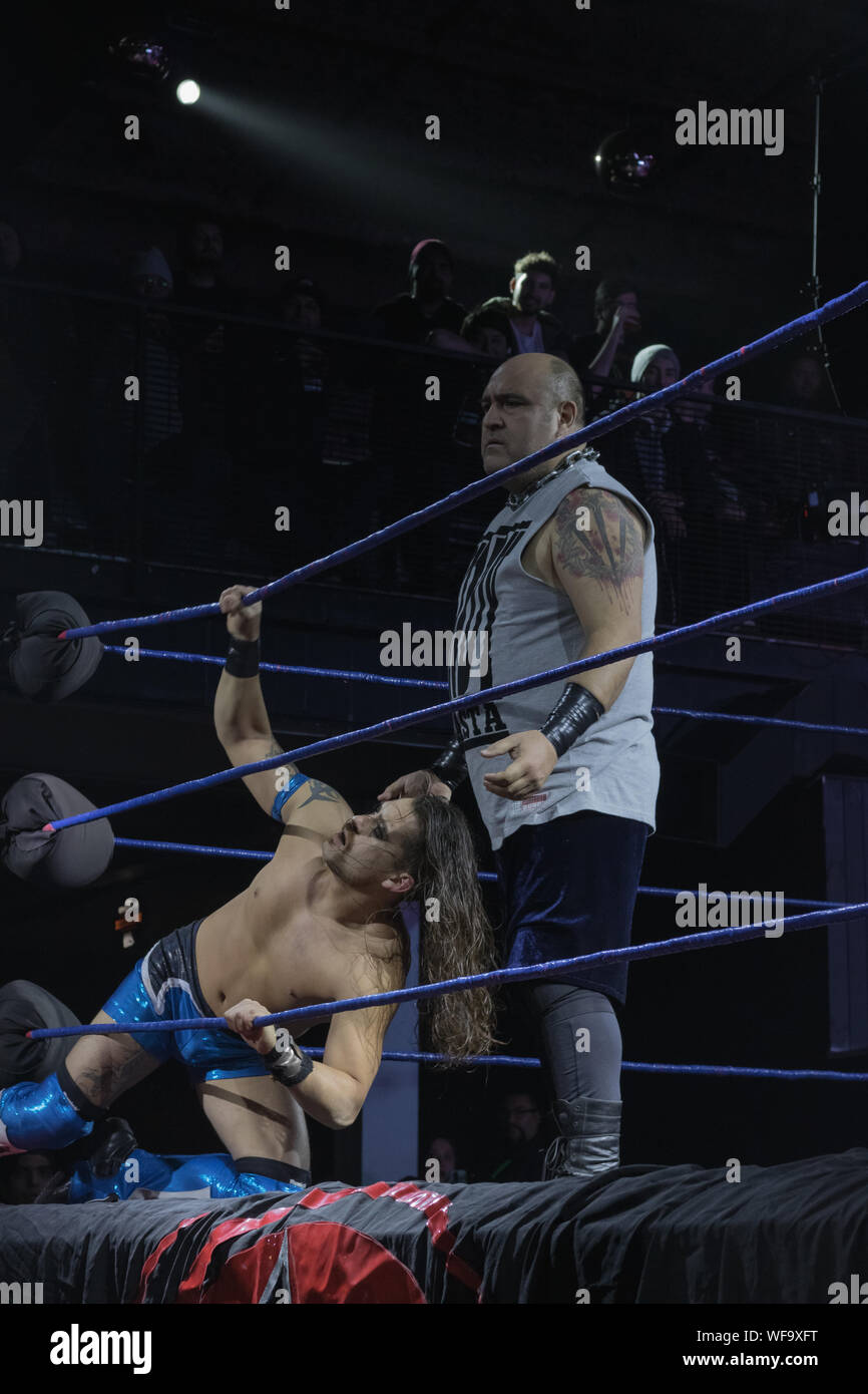 Il Cile Campeonato Nacional de Lucha Libre CNL. Vemos un Andrés 'Bundy' Cid. Perfecto Bundy. Luchador Profesional y chef chileno. " El Rudo de Rudos" sometiendo un peccatore en el anello. Espectáculo de Lucha Libre / CILE Nazionale Campionato di wrestling CNL. Vediamo Andrés 'Bundy' Cid. Bundy perfetto lottatore professionista e chef cileno. "Rudo de Rudos" presentazione peccatore nell'anello. Il wrestling Show. Foto Stock