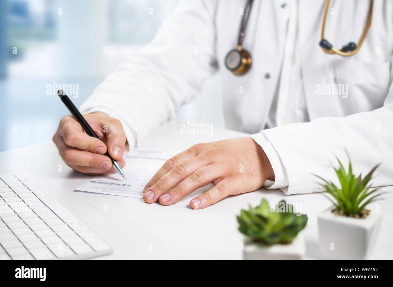 Medico iscritto una prescrizione Foto Stock