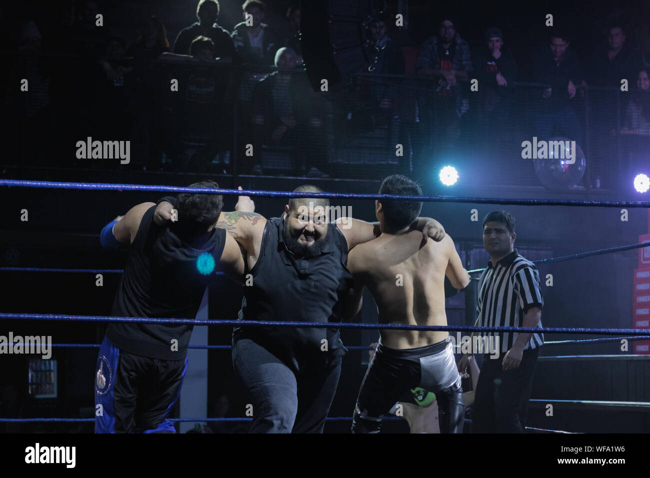 Il Cile Campeonato Nacional de Lucha Libre CNL Luchadores Profesionales Chilenos en combate. Arbitro los observa de cerca. Espectáculo de Lucha Libre. Il Cile wrestling CNL. Lottatori cileno. Wrestling professionistico Show. Lottatori professionisti in combattimento. L'arbitro li guarda da vicino. Il wrestling show. Foto Stock