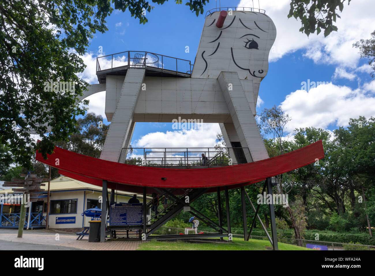 La Big Rocking Horse presso la fabbrica di giocattoli nelle Colline di Adelaide a Gumeracha, South Australia, Australia Foto Stock