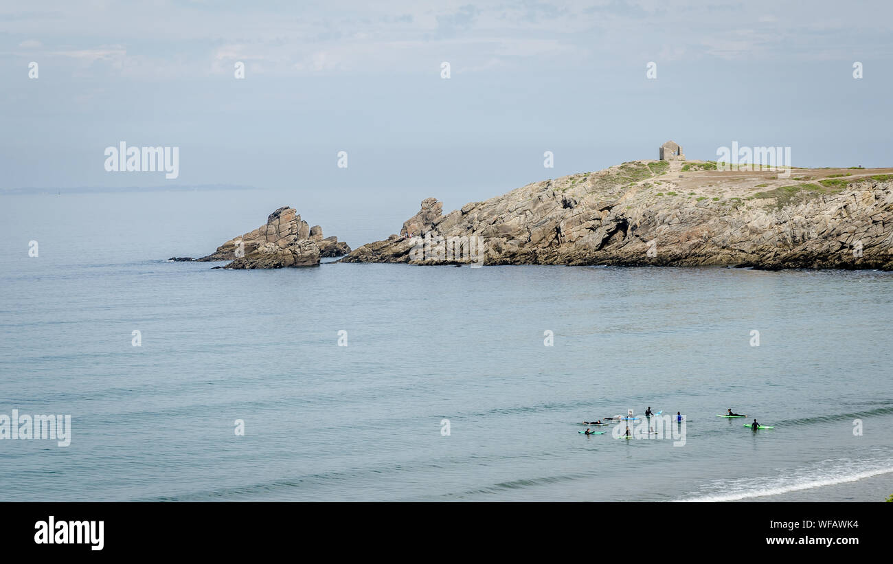 La rovina a Cote Sauvage in cima alla collina, Quiberon, Brittany. Piccolo gruppo surf. Foto Stock