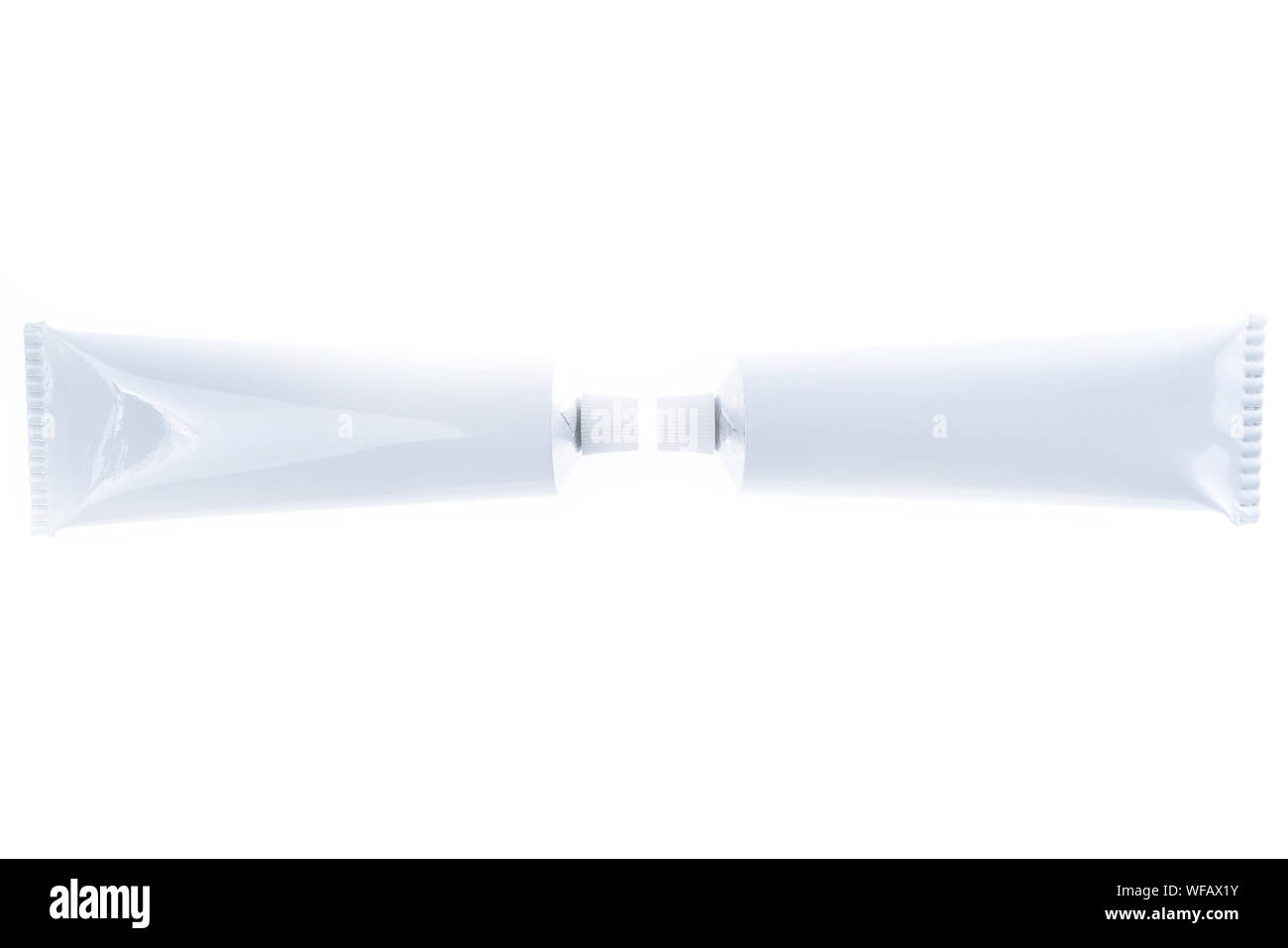 Chiusura del tubo di alluminio isolato su sfondo bianco. Cosmetici o gel di medicina. Foto Stock