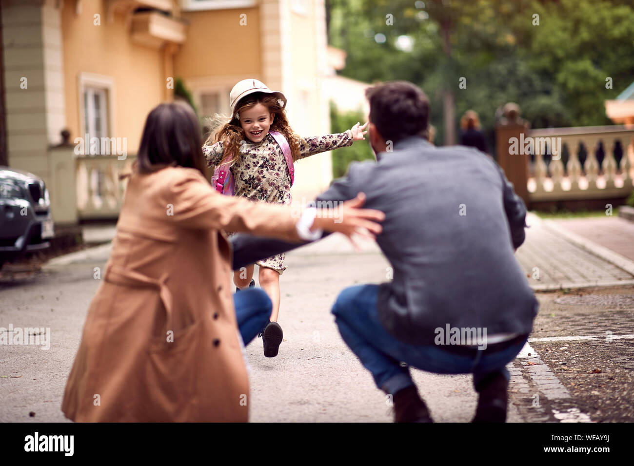 Happy Little Schoolgirl a dopo la classe al primo giorno di scuola Foto Stock