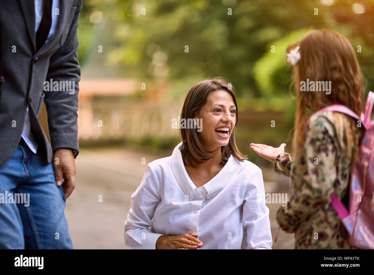 Felice Madre con la loro figlia dopo la scuola Foto Stock