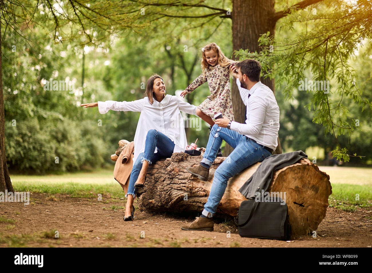 La famiglia felice dopo la scuola divertirsi insieme al park Foto Stock