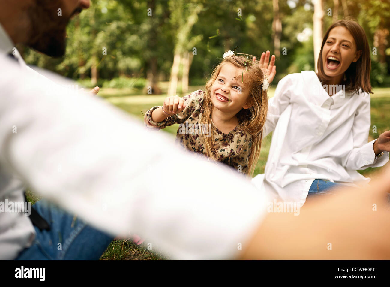 Capretto felice ragazza con la loro madre e padre dopo la scuola nel parco giocando insieme Foto Stock