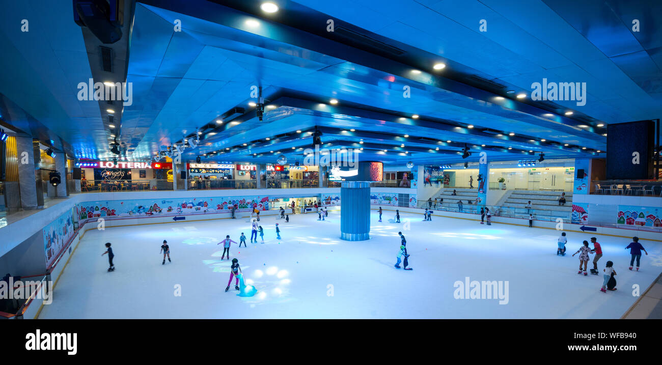 Pista di pattinaggio su ghiaccio nel centro Vincom in Ho Chi Minh city, noto anche come punto di riferimento 81, il più alto edificio in Vietnam. Foto Stock