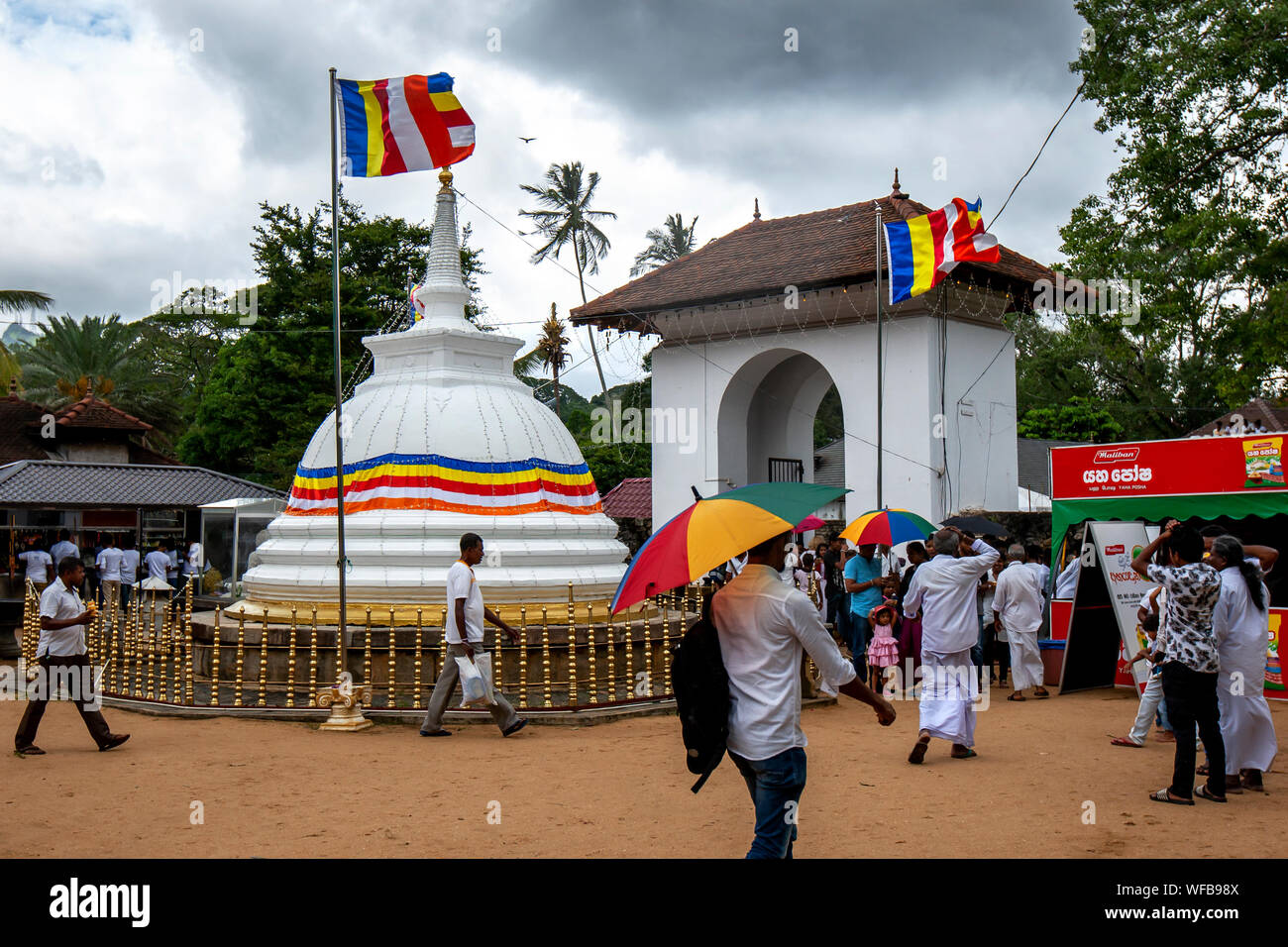 Un piccolo stupa buddisti adiacente al cancello di ingresso nel tempio della Sacra Reliquia del Dente a Kandy in Sri Lanka. Foto Stock