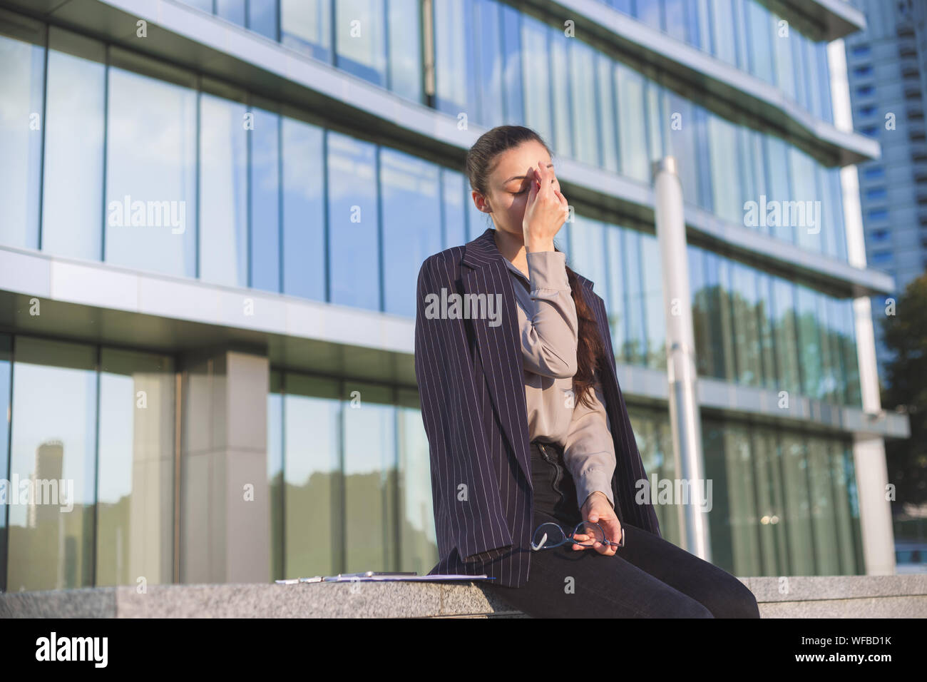 Giovane donna in tuta soffrono di lavoro stressante. Foto Stock