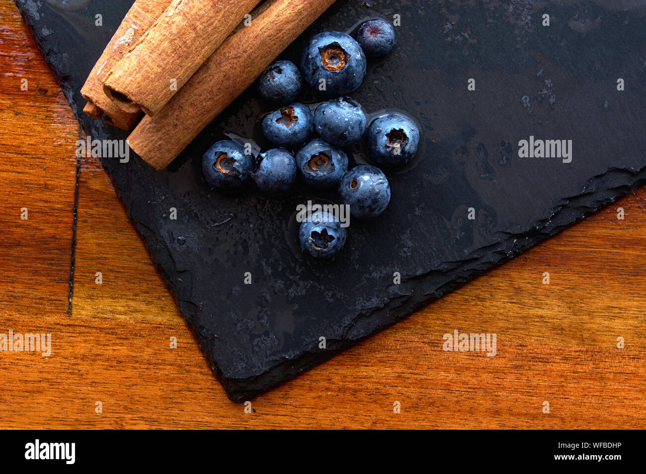 I mirtilli su ardesia e legno Foto Stock