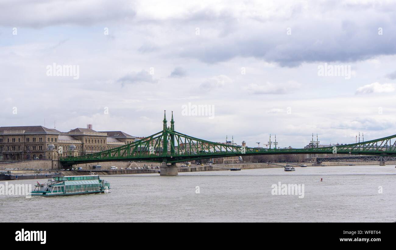 BUDAPEST, Ungheria, 03 16 2019 legenda nave passa lungo il Danubio a Budapest Foto Stock