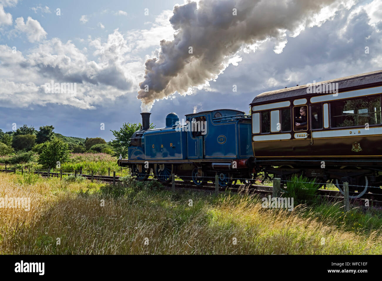 Ex Stazione Ferroviaria di Caledonian motore a vapore n. 419 tirando Caledonian allenatori di estate evento a vapore il 17/8/19 a Bo'ness & Kinneil Railway Bo'ness Scotland Regno Unito Foto Stock