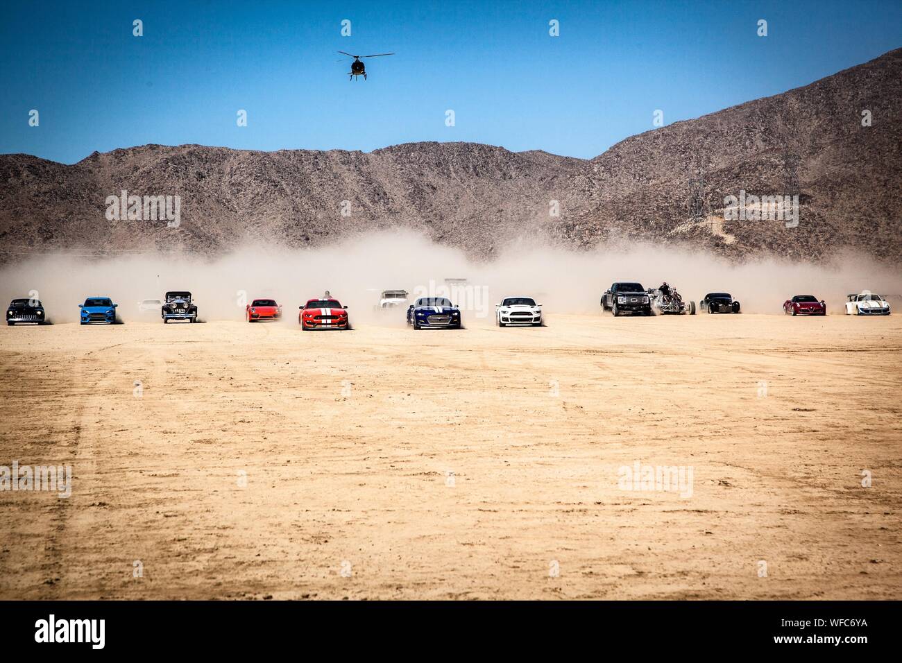 Corsa in auto nel deserto Foto Stock