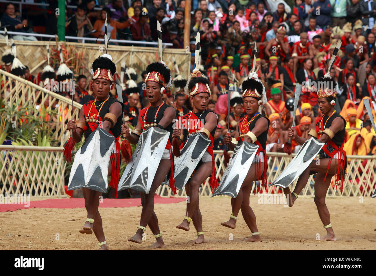 Naga tribesmen dalla tribù Konyak eseguire una danza sulla Hornbill Festival, Nagaland, India Foto Stock