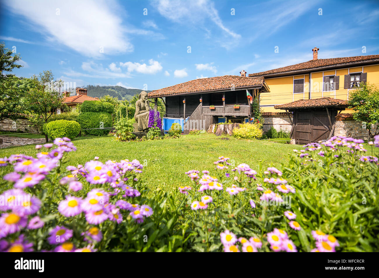 Koprivshtitsa, Bulgaria - 18 Giugno, 2019: storica casa di Debelyanovs e il suo giardino senza persone Foto Stock