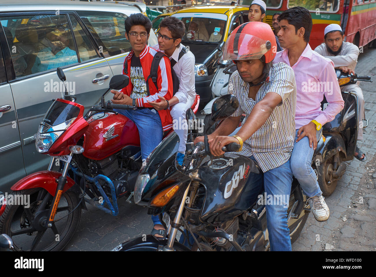 Motociclisti in Mumbai, India, aspettando pazientemente in un rosso-luce; nel 2019, per la disciplina degli automobilisti, multe in India sono state aumentate molteplici Foto Stock