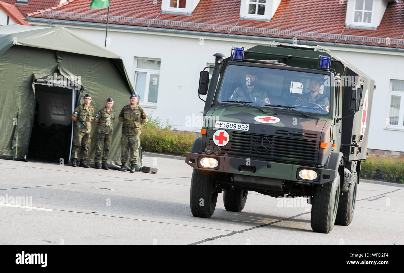 Frankenberg, Germania. Il 27 agosto, 2019. I paramedici delle forze armate tedesche guidare un Unimog attraverso la caserma di Wettin durante una dimostrazione. La caserma Wettiner attualmente casa intorno 1100 soldati. Credito: Jan Woitas/dpa-Zentralbild/dpa/Alamy Live News Foto Stock