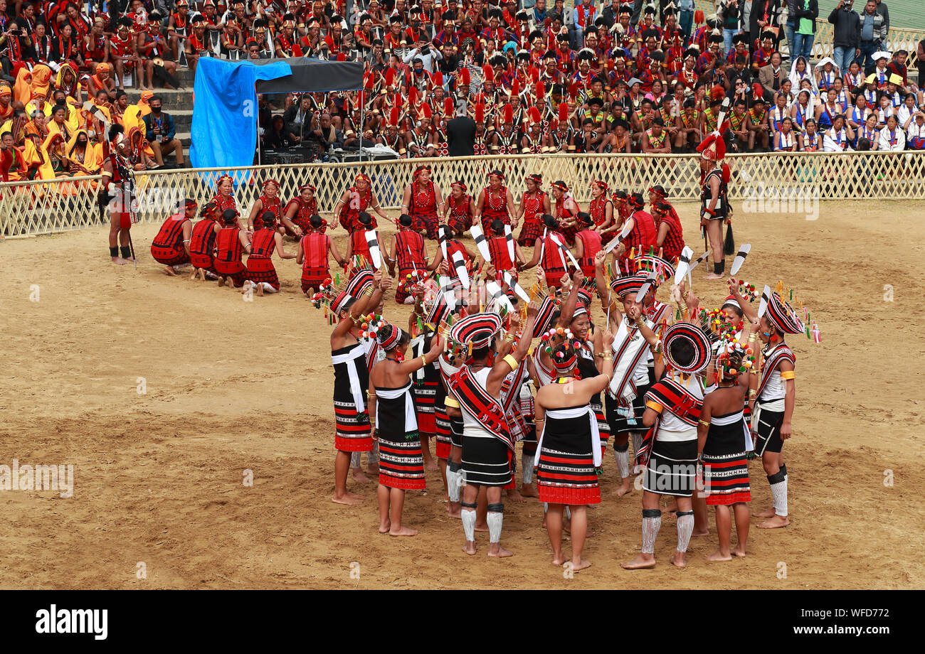 Naga tribù eseguendo Hornbill Festival, Kohima, Nagaland, India Foto Stock