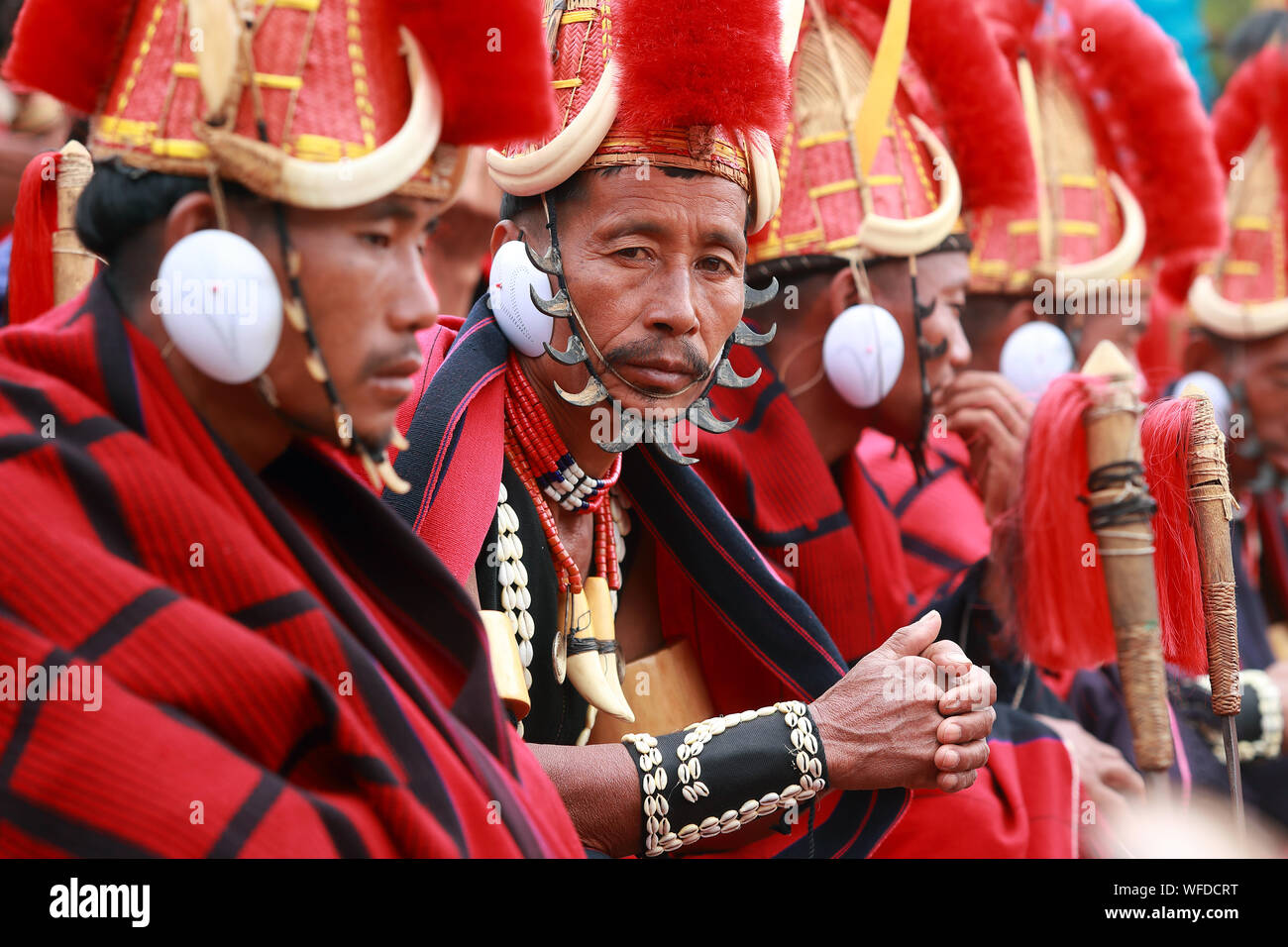 Naga tribesmen dalla tribù Yimchunger danza sulla Hornbill festival presso il Naga heritage village di Kisama, Nagaland Foto Stock