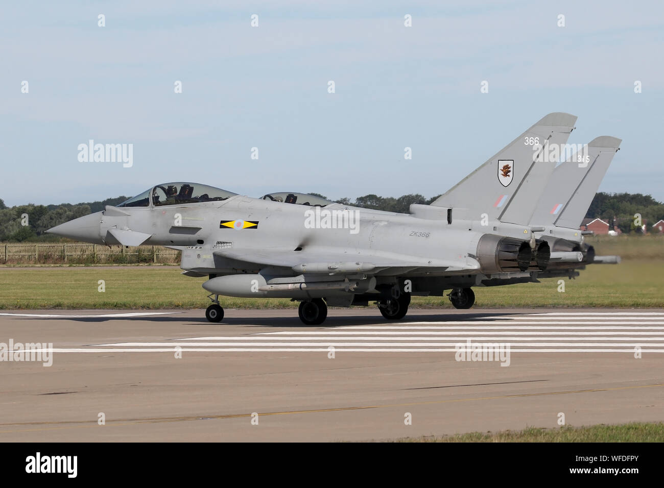 Coppia di RAF tifoni allineate sulla pista Coningsby e in partenza. Foto Stock