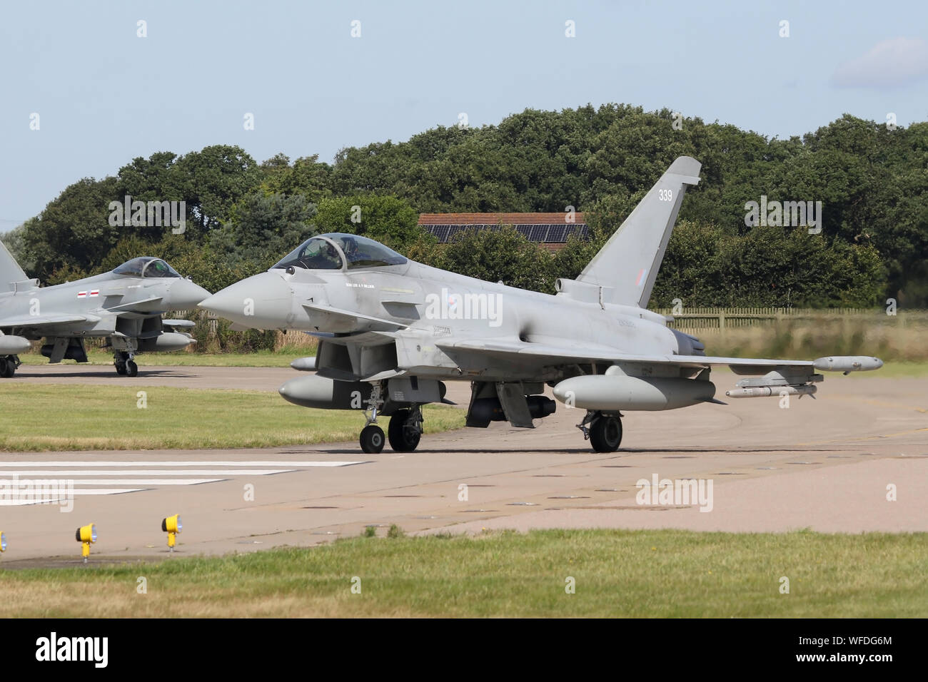 RAF Typhoon rullaggio sulla pista di Coningsby prima di uscire per un corso di formazione sortie. Foto Stock