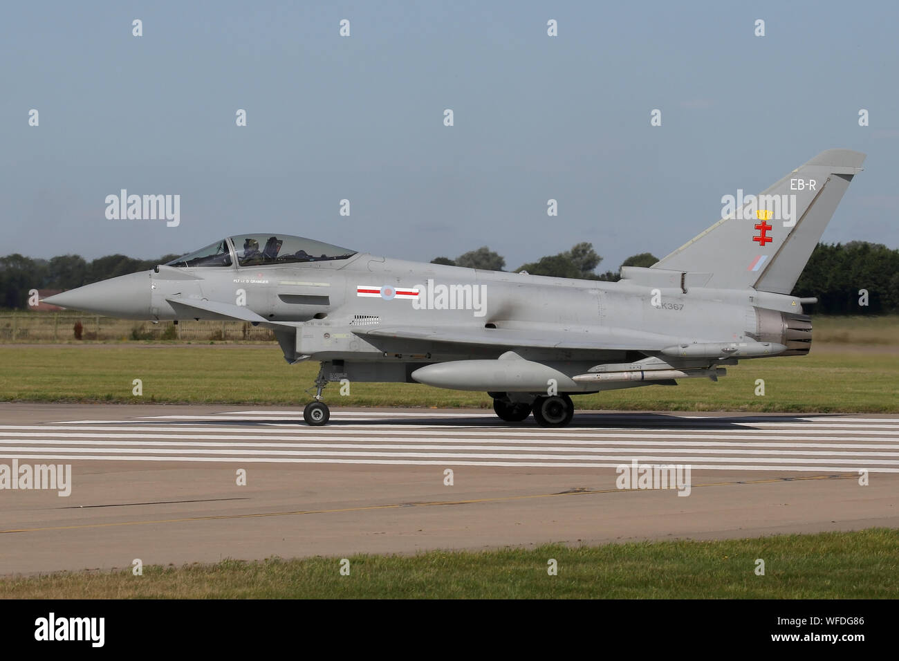 Quota tre Typhoon FGR4 da 41 squadrone di rullaggio sulla pista di RAF Coningsby prima della partenza. Foto Stock