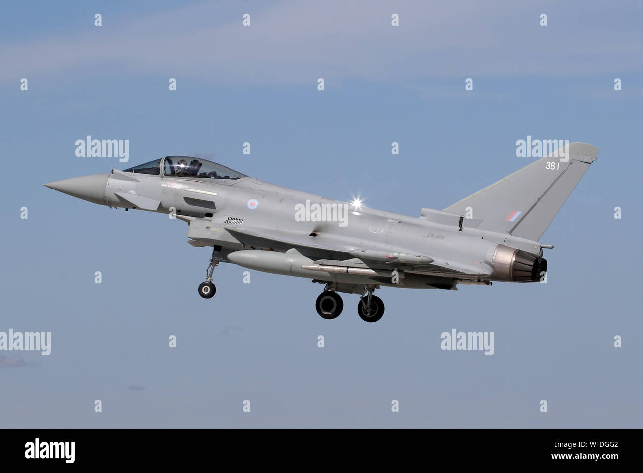 RAF Typhoon in atterraggio a Coningsby. Nota La telecamera ha catturato il superiore luce stroboscopica. Foto Stock