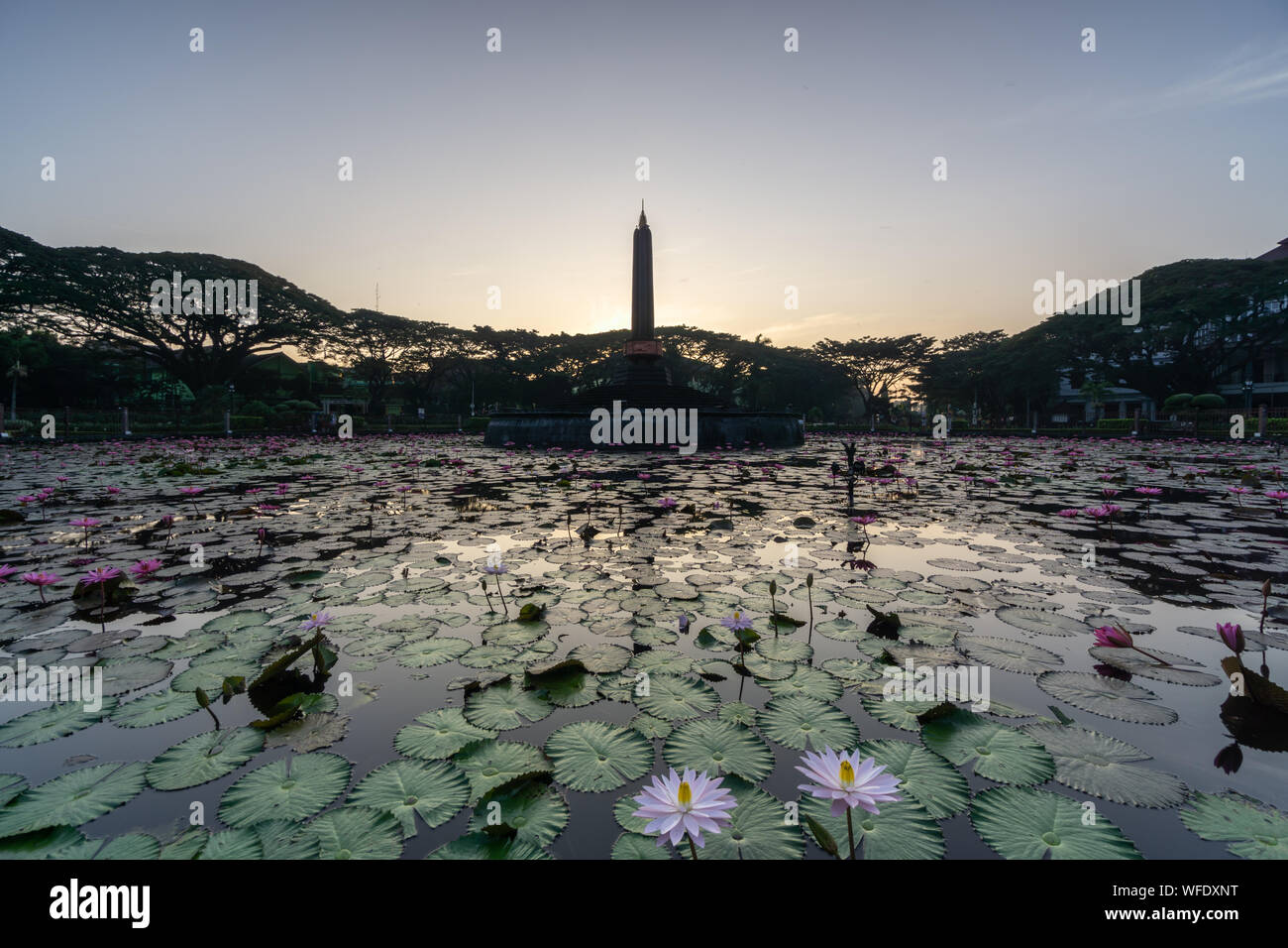 Monumen Tugu Balai Kota Alun Alun Malang situato nel centro della città Malang East Java Indonesia Foto Stock